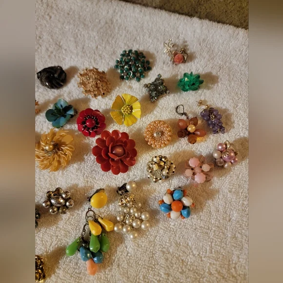 Lot of clip on earrings missing matches. - Picture 1 of 3